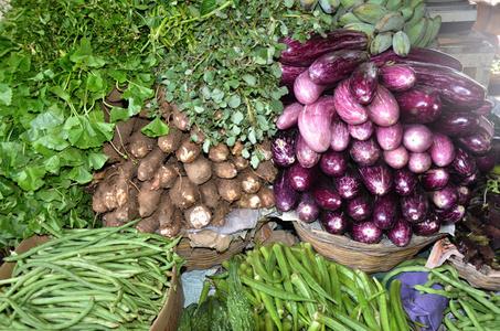 市场上堆积的成熟水果在斯里兰卡农贸市场的新鲜和有机蔬菜新鲜的鱼